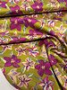 mosterdgeel en fuchsia bloemen - gesatineerde katoen