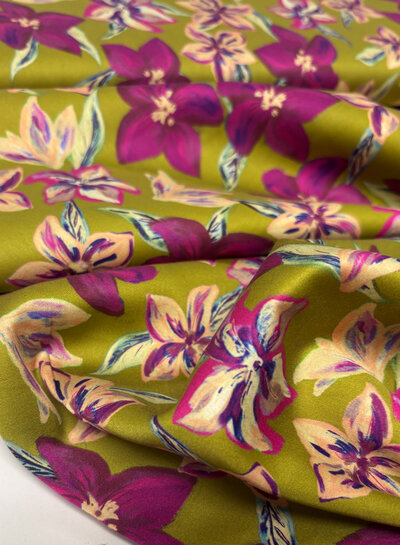 mosterdgeel en fuchsia bloemen - gesatineerde katoen