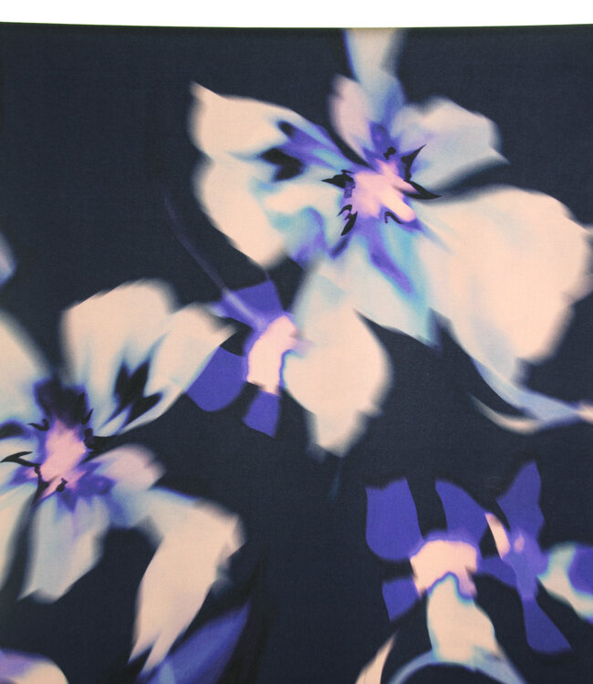 Atelier Jupe Donkerblauwe viscose met wazige bloemen