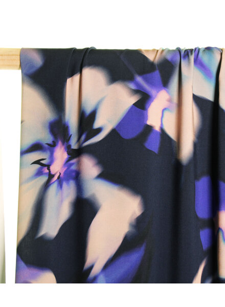 Atelier Jupe Donkerblauwe viscose met wazige bloemen