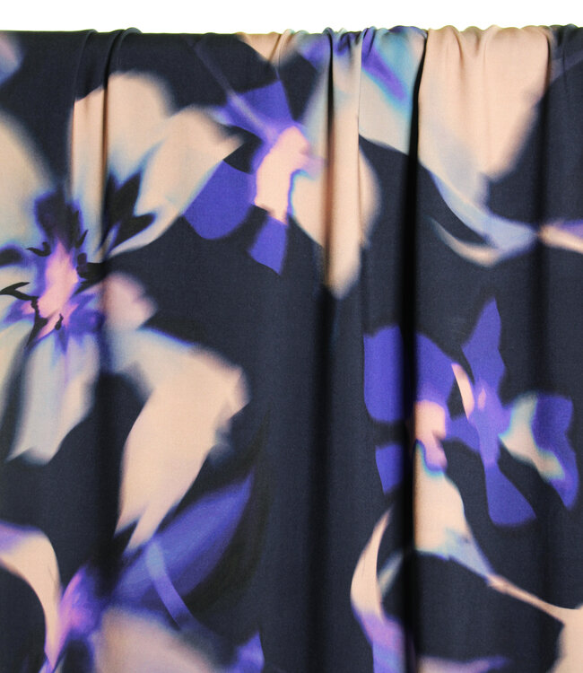 Atelier Jupe Donkerblauwe viscose met wazige bloemen