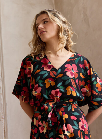 Atelier Jupe Zwarte viscose met kleurrijke bloemen