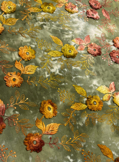 Madeline bloem in reliëf - broderie katoen - tie dye khaki