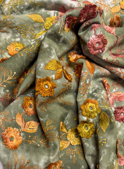 Madeline bloem in reliëf - broderie katoen - tie dye khaki