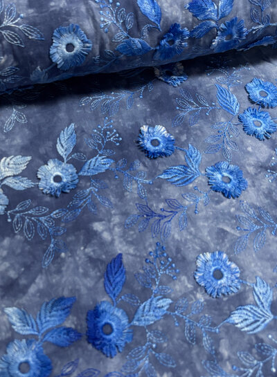 Madeline bloem in reliëf - broderie katoen - tie dye blauw