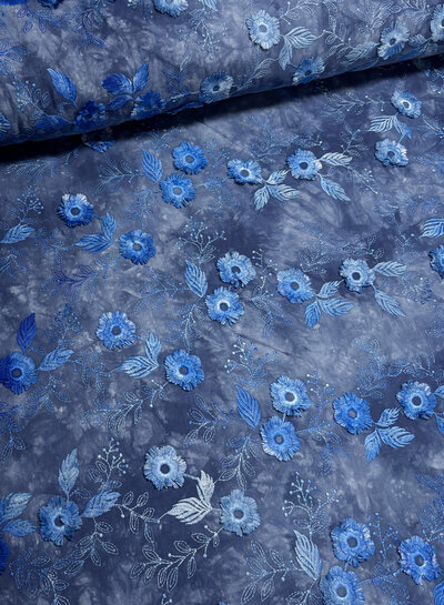 Madeline bloem in reliëf - broderie katoen - tie dye blauw