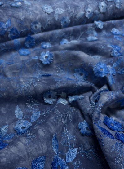 Madeline bloem in reliëf - broderie katoen - tie dye blauw