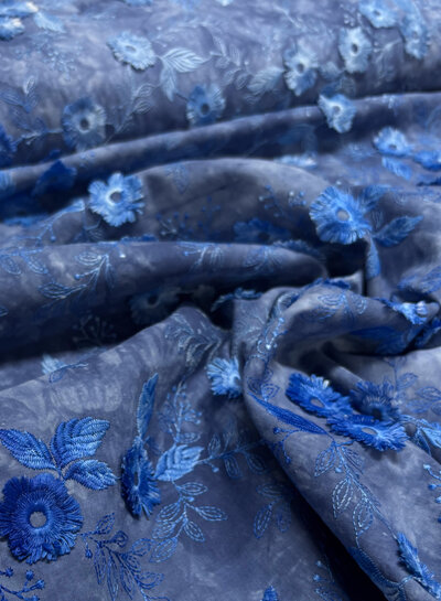 Madeline bloem in reliëf - broderie katoen - tie dye blauw