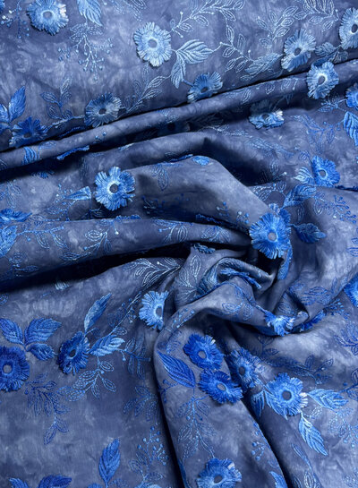 Madeline bloem in reliëf - broderie katoen - tie dye blauw