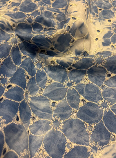 Swafing blauw broderie tie dye - geschulpte rand - katoen