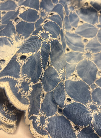 Swafing blauw broderie tie dye - geschulpte rand - katoen