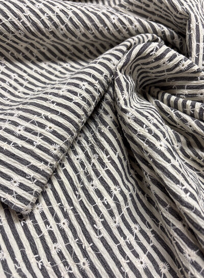 donkergrijs streepjes en bloemetjes broderie - viscose mix
