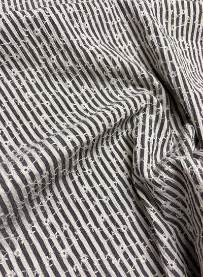 donkergrijs streepjes en bloemetjes broderie - viscose mix