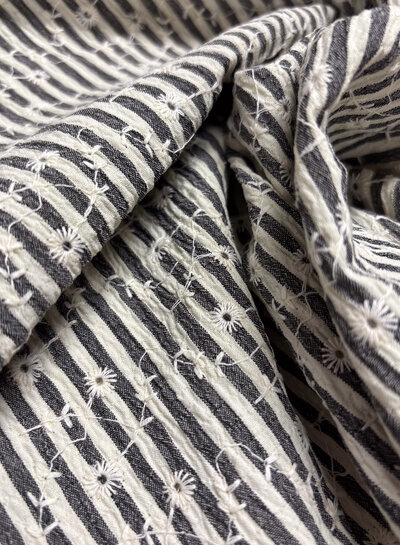 donkergrijs streepjes en bloemetjes broderie - viscose mix