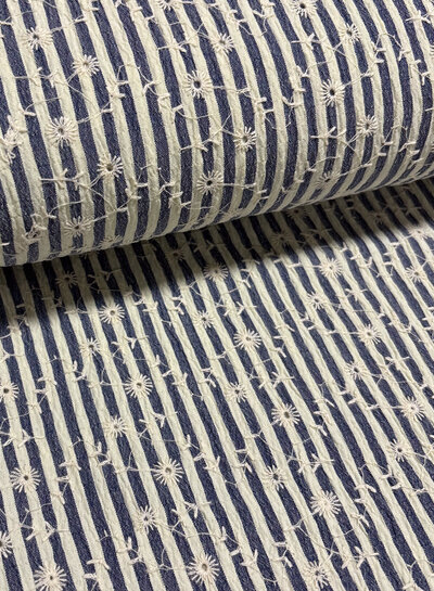 marine streepjes en bloemetjes broderie - viscose mix