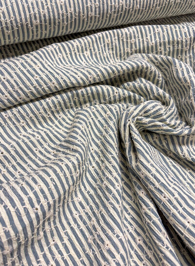 lichtblauw streepjes en bloemetjes broderie - viscose mix