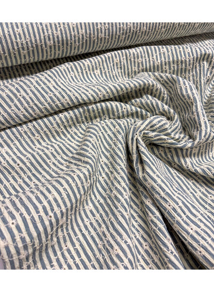 lichtblauw streepjes en bloemetjes broderie - viscose mix