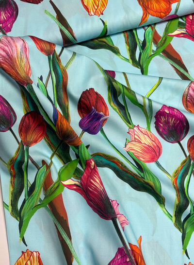 Marylene Madou tulips on sky blue  - prachtige print op zachte popeline katoen