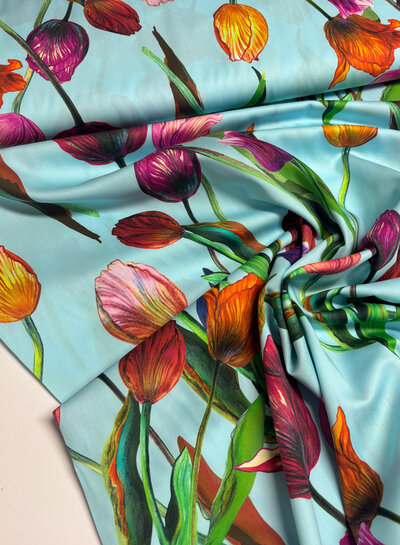 Marylene Madou tulips on sky blue  - prachtige print op zachte popeline katoen