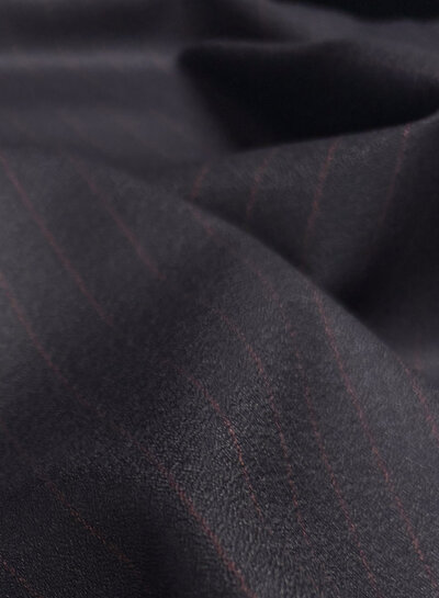 nachtblauw met bordeaux pinestripe -  geweven bamboe blend - heel soepelvallende stof en geen kreuk