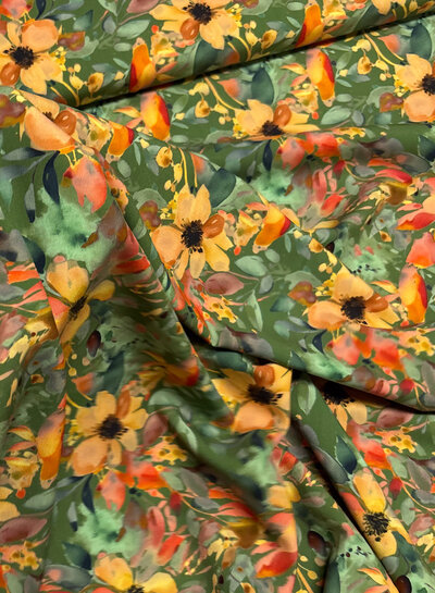 zalmkleurige bloemetjes op groen - viscose