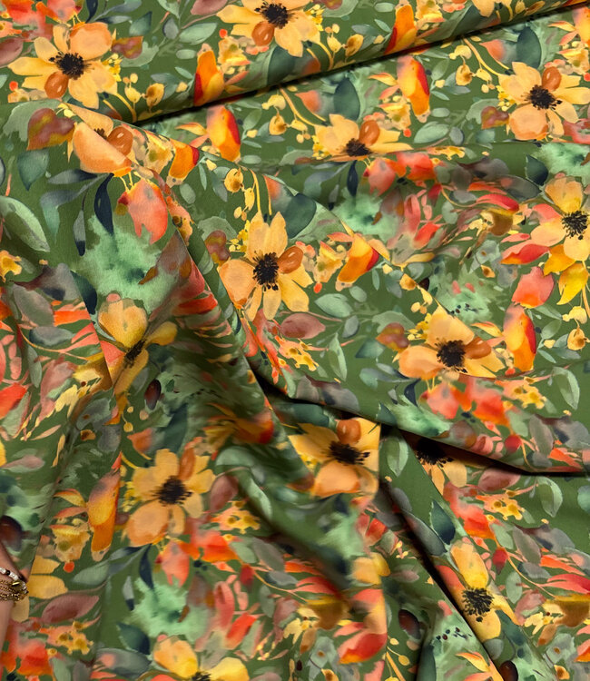 zalmkleurige bloemetjes op groen - viscose