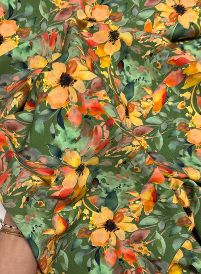 zalmkleurige bloemetjes op groen - viscose