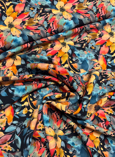 zalmkleurige bloemetjes op zwart - viscose