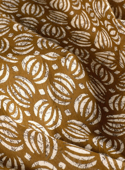 Madeline batik katoen voile - caramel cosmos