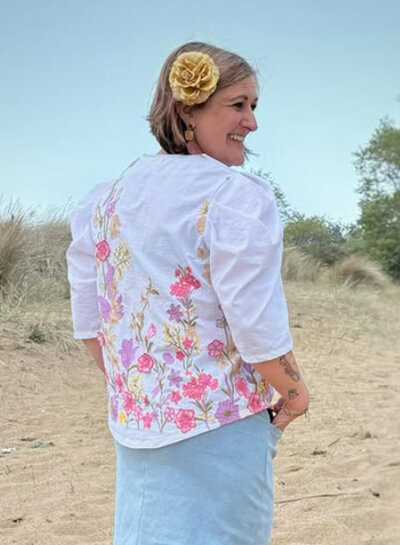 Madeline broderie bloemenboord met 3D-bloem roze op witte popeline
