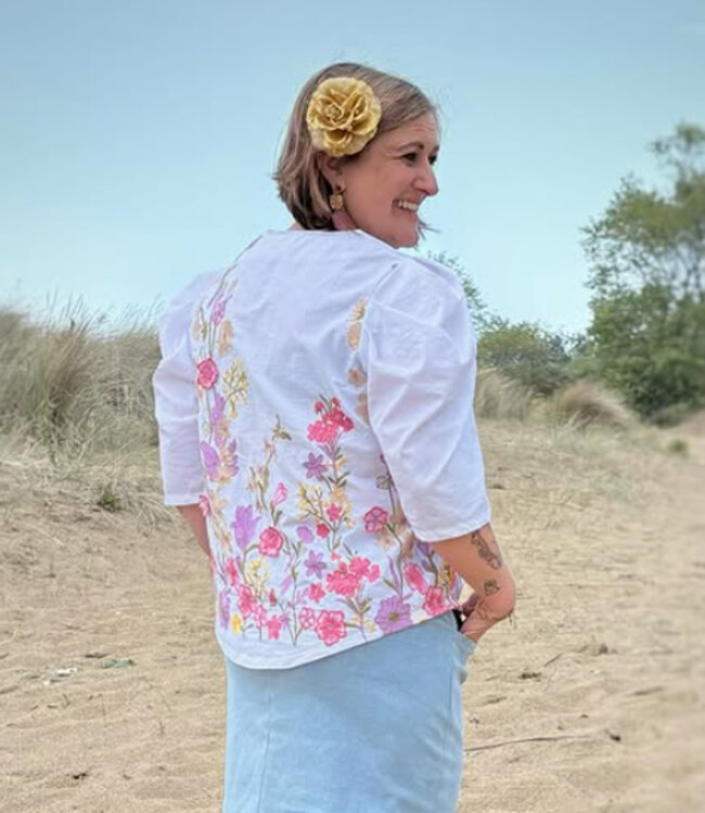 Madeline broderie bloemenboord met 3D-bloem roze op witte popeline