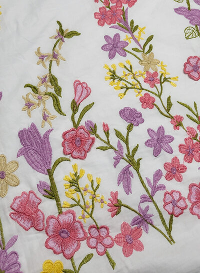 Madeline broderie bloemenboord met 3D-bloem roze op witte popeline