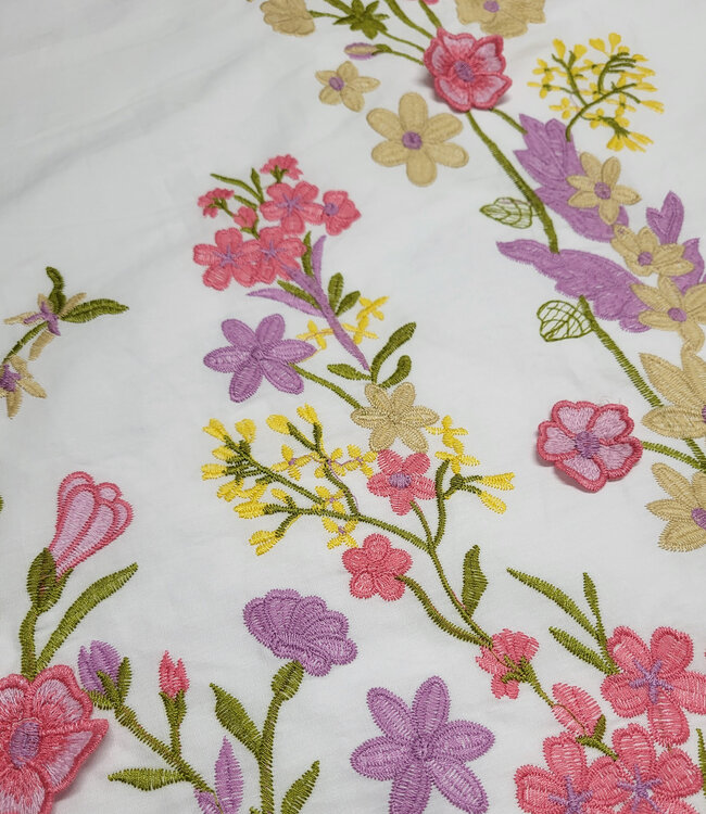Madeline broderie bloemenboord met 3D-bloem roze op witte popeline