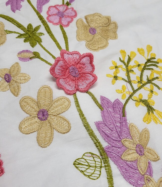 Madeline broderie bloemenboord met 3D-bloem roze op witte popeline