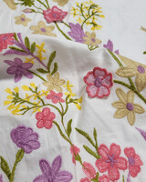 Madeline broderie bloemenboord met 3D-bloem roze op witte popeline