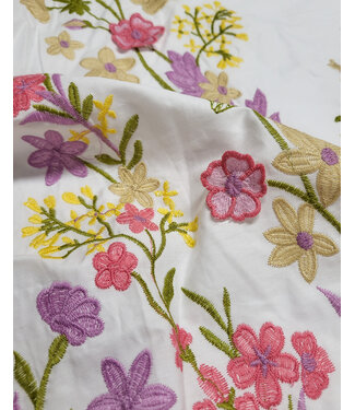 Madeline broderie bloemenboord met 3D-bloem roze op witte popeline