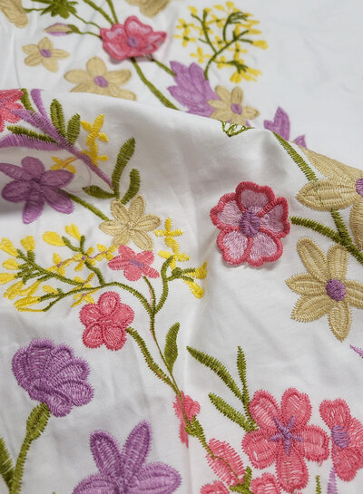 Madeline broderie bloemenboord met 3D-bloem roze op witte popeline