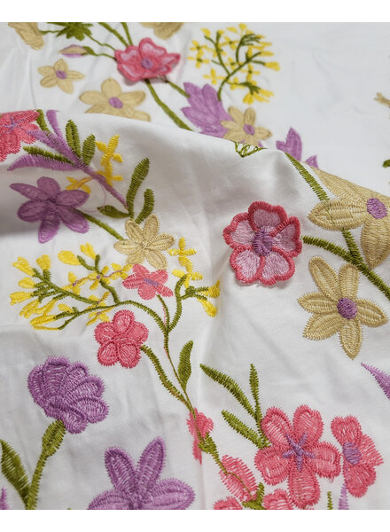 Madeline broderie bloemenboord met 3D-bloem roze op witte popeline