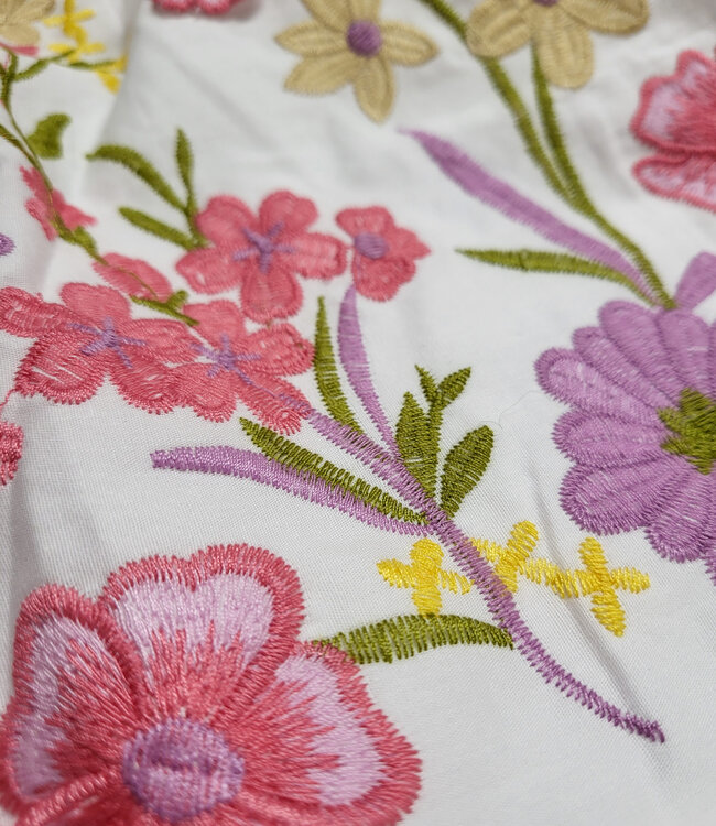 Madeline broderie bloemenboord met 3D-bloem roze op witte popeline