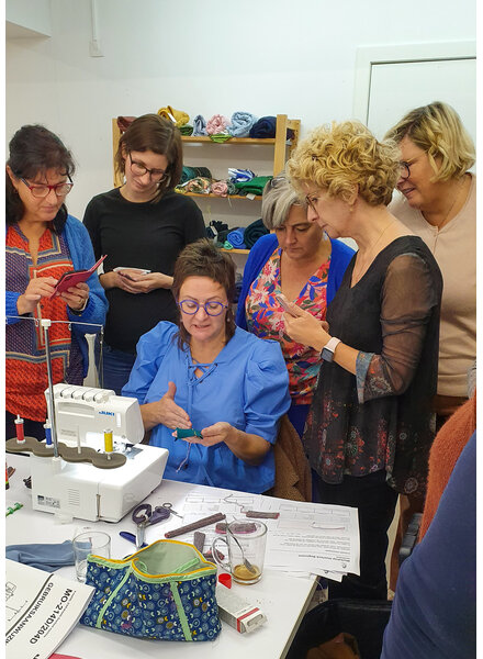 learning to use an overlock machine NM 23/12/2026