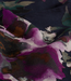 marineblauw met kardinaalpaarse bloemen - prachtig geweven linnenlook rayon