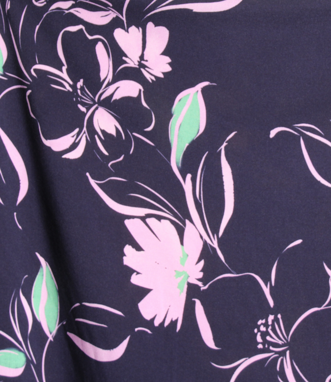 Atelier Jupe lila en groene bloemen op donkerblauw - viscose