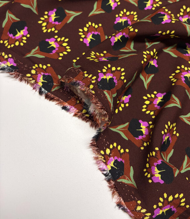chocoladebruine bloemen en gele stippen viscose