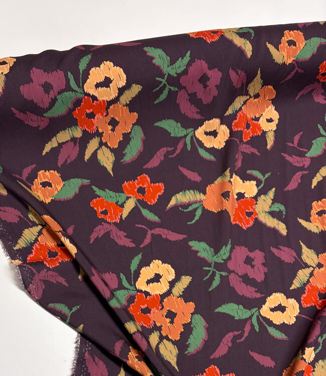 prachtige aubergine en getekende bloemen viscose