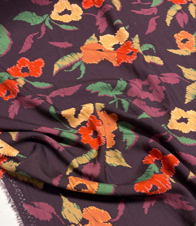 prachtige aubergine en getekende bloemen viscose