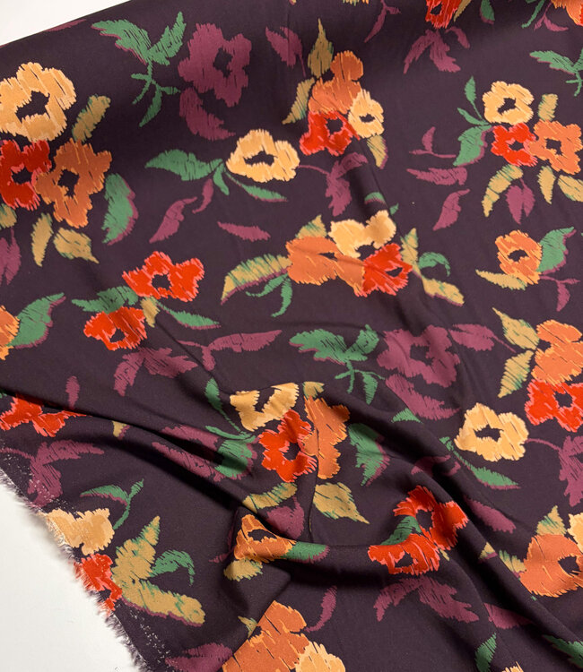 prachtige aubergine en getekende bloemen viscose