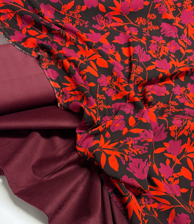 rode bloemen op zwarte achtergrond - viscose