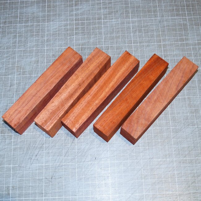 Padouk knife handle, approx. 150 x 40 x 25 mm, 0,2 kg