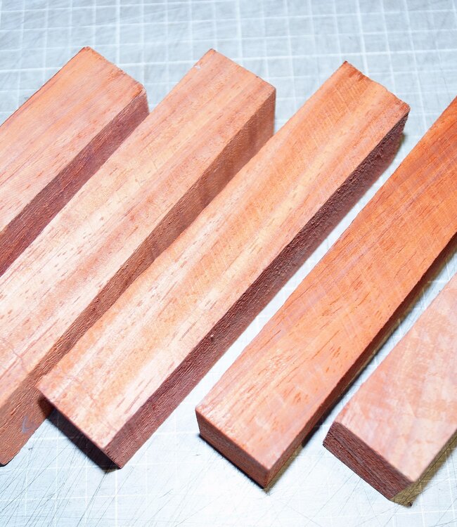 Padouk Messergriff, ca. 150 x 40 x 25 mm, 0,2 kg