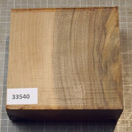 Europ. Walnut, approx. 146 x 144 x 62mm, 0,72kg